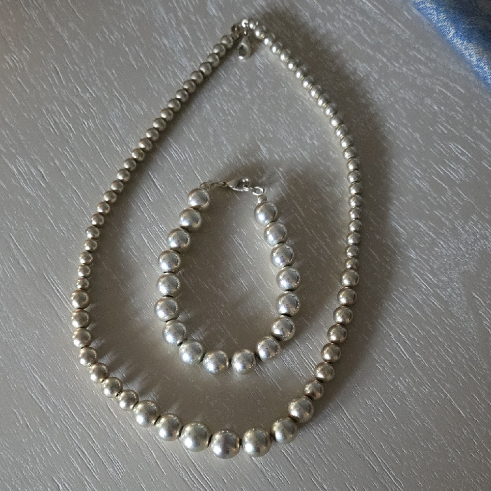 Vera Wang Silver Pearl Necklace and Bracelet Set